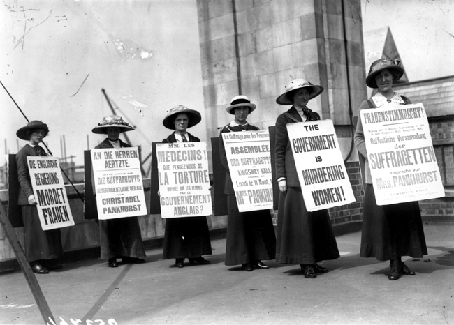1914, Un gruppo di donne protesta contro il governo inglese per le discriminazioni nei confronti del genere femminile. Foto GettyImages