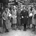 1939 Un gruppo di operaie inglesi protestano a Londra per un miglioramento delle condizioni di lavoro. Foto GettyImages
