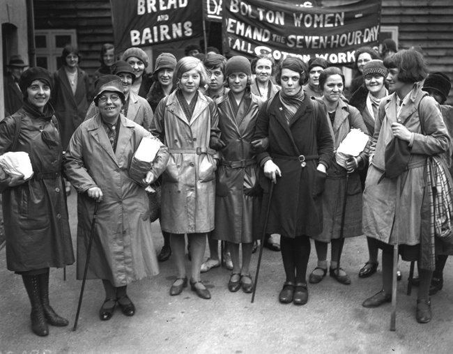 1939 Un gruppo di operaie inglesi protestano a Londra per un miglioramento delle condizioni di lavoro. Foto GettyImages