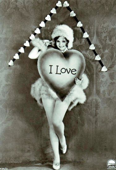 L'attrice Nancy Carroll posa per riprese di San Valentino alla Paramount Studios, 1930