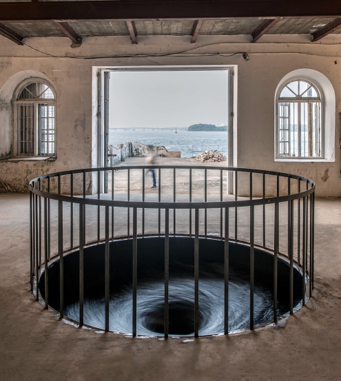 "Descension" dell'artista indiano naturalizzato inglese Anish Kapoor