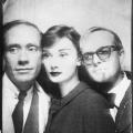 Audrey Hepburn, Mel Ferrer e Truman Capote in una cabina fotografica