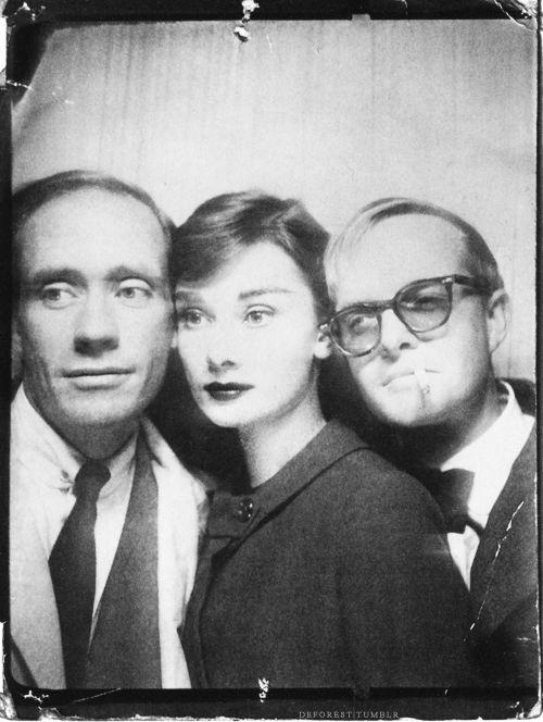 Audrey Hepburn, Mel Ferrer e Truman Capote in una cabina fotografica