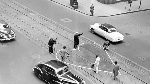 Chicago, operai danno gli ultimi ritocchi a un cuore dipinto nella intersezione fra State e Madison Street. Il cuore gigante, 15 metri di diametro, è dipinto sul luogo centrale di Chicago, laddove cominciano il Nord, Sud, Est e Ovest della città