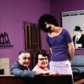 Frank Zappa nella sua casa di Los Angeles con suo padre, Francesco, sua madre, Rosemarie, e il suo gatto nel 1970