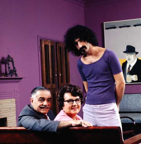 Frank Zappa nella sua casa di Los Angeles con suo padre, Francesco, sua madre, Rosemarie, e il suo gatto nel 1970 Frank Zappa nella sua casa di Los Angeles con suo padre, Francesco, sua madre, Rosemarie, e il suo gatto nel 1970