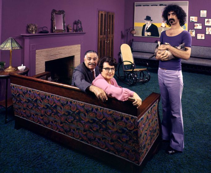 Frank Zappa nella sua casa di Los Angeles con suo padre, Francesco, sua madre, Rosemarie, e il suo gatto nel 1970