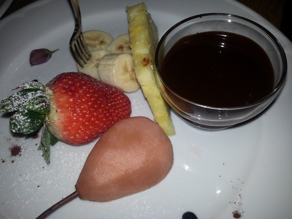 Home social restaurant Cagliari - fonduta di cioccolato fondente e frutta fresca