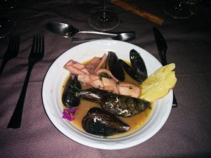 Home social restaurant Cagliari - guazzetto di calamari e cozze con crostini