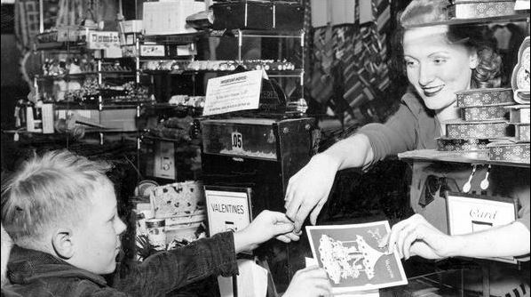 1942, bambino compra una cartolina di San Valentino
