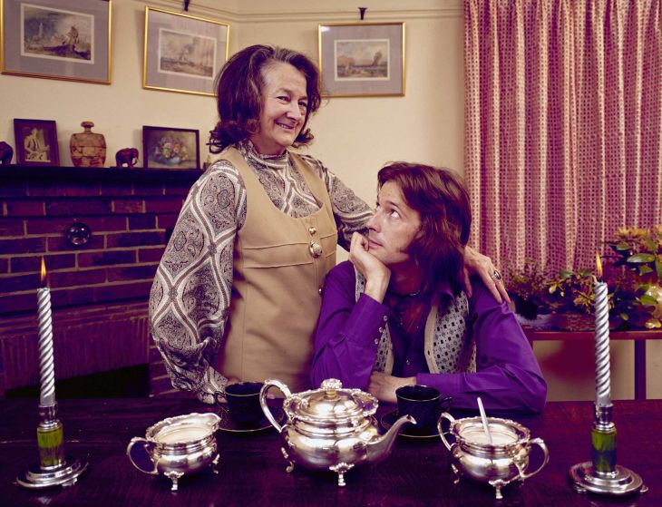 Nel 1970 Rose Clapp mostra il suo servizio da tè a Eric Clapton, il suo nipote chitarrista, Surrey, in Inghilterra