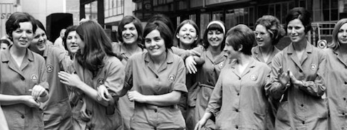 Nel 1909 a New York oltre 20.000 camiciaie scioperarono per 98 giorni rivendicando un trattamento più equo in rapporto ai salari dei colleghi uomini