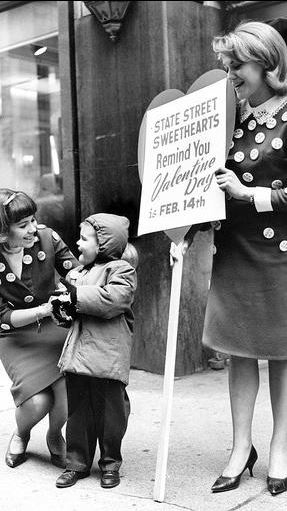 Pat Dempsey dà una spilla di San Valentino a un bambino