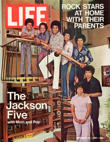 I Jackson 5 posano coi genitori a Encino, in California., Nel 1970
