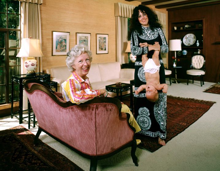 Grace Slick di The Jefferson Airplane posa con la madre, Virginia Ala, nel salotto della casa in cui è cresciuta a Palo Alto, in California, nel 1970 Grace Slick di The Jefferson Airplane posa con la madre, Virginia Ala, nel salotto della casa in cui è cresciuta a Palo Alto, in California, nel 1970