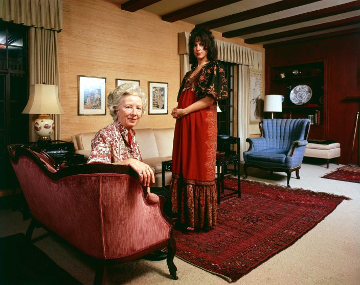 Grace Slick di The Jefferson Airplane posa con la madre, Virginia Ala, nel salotto della casa in cui è cresciuta a Palo Alto, in California, nel 1970