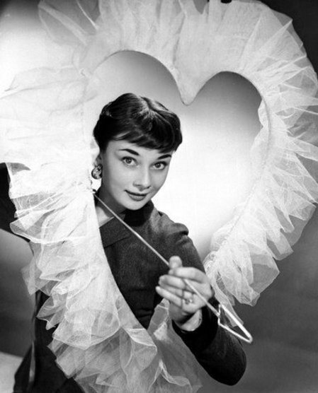 Foto vintage di attrici di Hollywood in posa per San Valentino - Audrey Hepburn