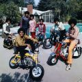 Coi loro genitori in piedi da sinistra,  Michael a 13 anni e i suoi fratelli Jackie, Marlon, Tito e Jermaine a cavallo delle loro moto in piscina, 1970