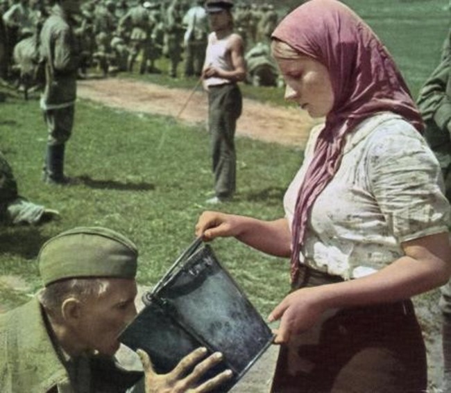 Una donna ucraina dà da bere a un soldato sovietico prigioniero. [1941]
