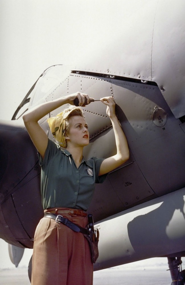 Una dipendente Lockheed lavora su un P-38 Lightning [Burbank, California, 1944]