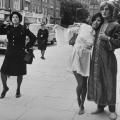 Una vigilessa blocca una sfilata di moda del designer Ossie Clark per le strade di Londra, Fulham Road, London, 1967