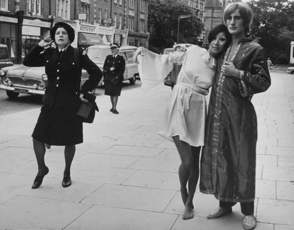 Una vigilessa blocca una sfilata di moda del designer Ossie Clark per le strade di Londra, Fulham Road, London, 1967