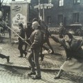 Una donna svedese che colpisce un protestante neonazista con la borsetta. La donna era sopravvissuta a un campo di concentramento. [1985]