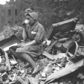 Una donna che beve il tè dopo un bombardamento tedesco durante il bombardamento di Londra. [1940]