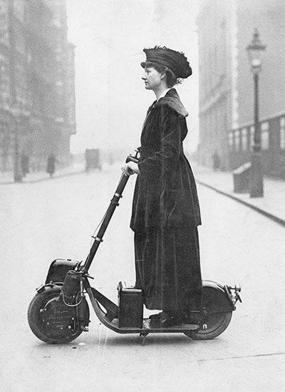 Una donna alla guida di una Autoped, ca. 1916