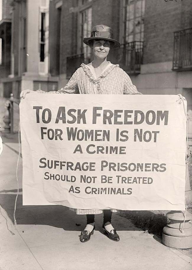 Una suffragetta protesta dopo 'The Night of Terror.' [1917]