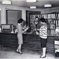 Donne afghane in una biblioteca pubblica prima che i talebani prendessero il potere. [C. 1950]