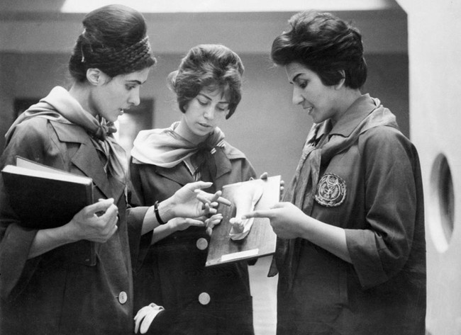 Donne afghane che studiano medicina. [1962]