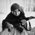 Un donna di 106 anni armena protegge la sua casa con un AK-47. [1990]