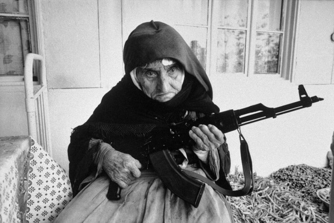 Un donna di 106 anni armena protegge la sua casa con un AK-47. [1990]