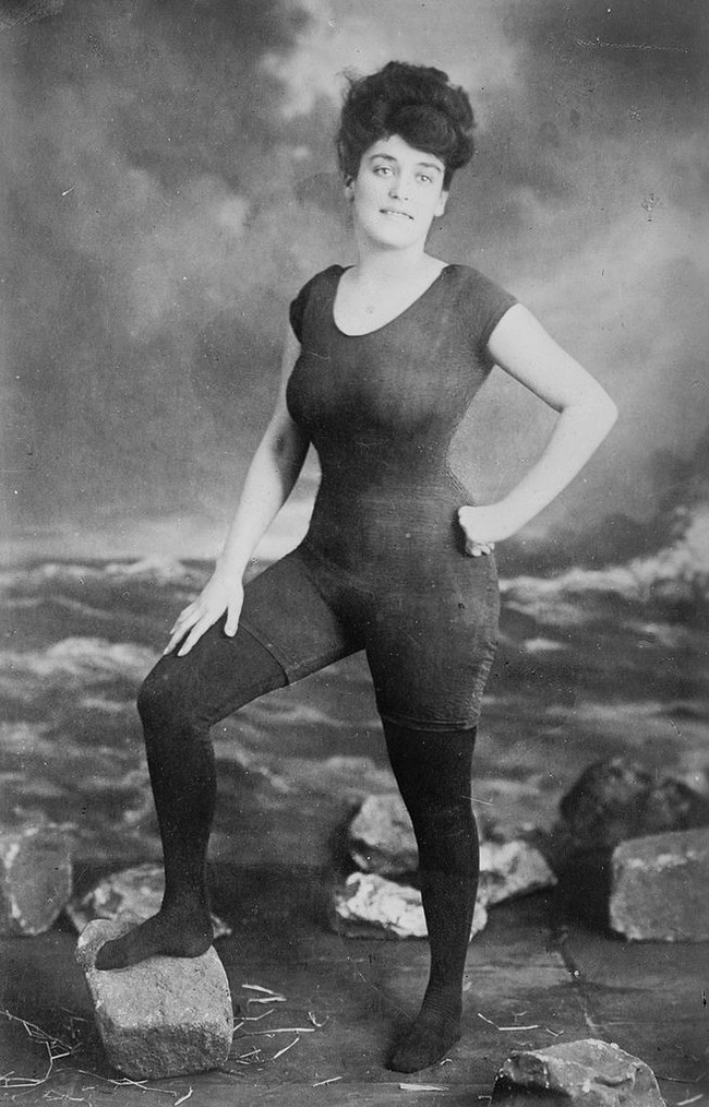 Annette Kellerman posa in costume da bagno, motivo per cui fu arrestata per atti osceni. [C. 1907]