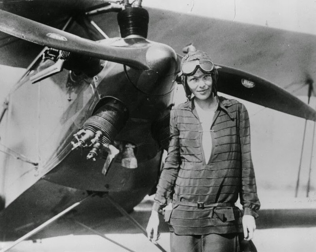 L'aviatrice Amelia Earhart dopo essere diventata la prima donna a pilotare un aereo per l'Oceano Atlantico. [1928]