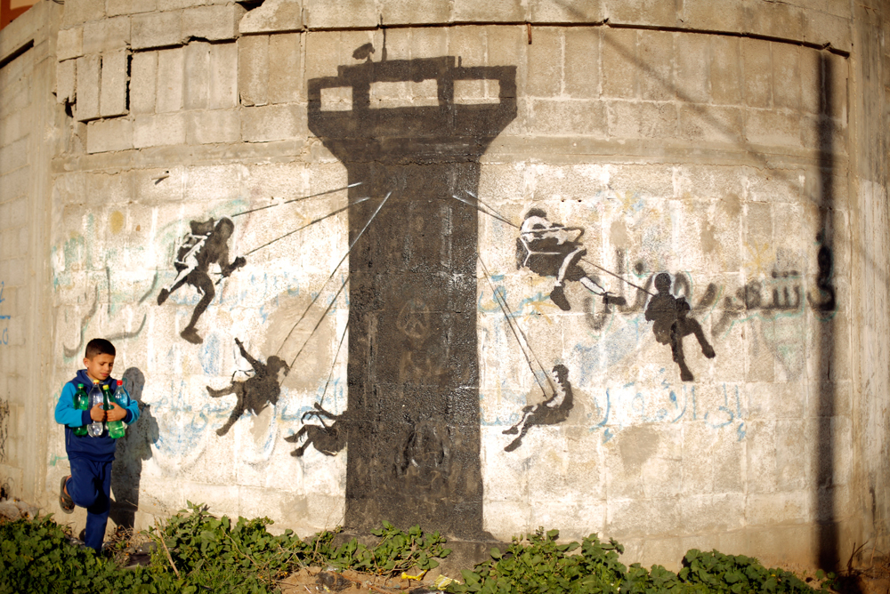 Nuove opere dello street artist inglese Banksy a Gaza