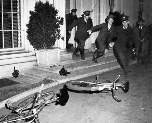 Messaggeri in bicicletta lasciano la Casa Bianca il 7 Dicembre 1941 (giorno dell'attacco di Pearl Harbor)