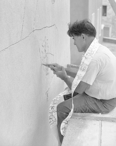 Costantino Nivola lavora alla facciata della chiesa della Madonna D’Itria, Orani 1958 (foto di Carlo Bavagnoli) Costantino Nivola lavora alla facciata della chiesa della Madonna D’Itria, Orani 1958 (foto di Carlo Bavagnoli)