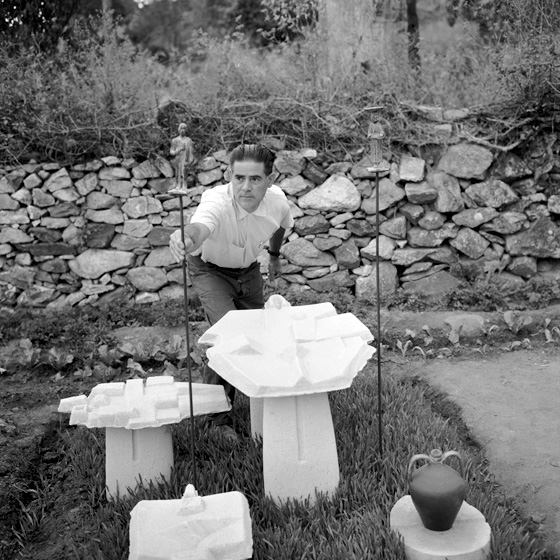 Carlo Bavagnoli - Costantino Nivola presso la sepoltura della madre e del fratello Giuseppe, Orani 1958