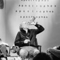 Charles Bukowski, beve sul set del programma TV francese “Apostrophes” condotto da Bernard Pivot, 1978