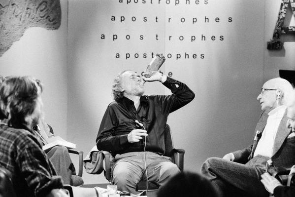 Charles Bukowski, beve sul set del programma TV francese "Apostrophes" condotto da Bernard Pivot, 1978