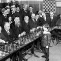 Il prodigio degli scacchi Samuel Reshevsky all’età di 8 anni sconfigge diversi maestri di scacchi in una sola volta in una sola volta nel 1920