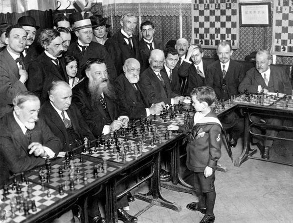 Il prodigio degli scacchi Samuel Reshevsky all'età di 8 anni sconfigge diversi maestri di scacchi in una sola volta in una sola volta nel 1920