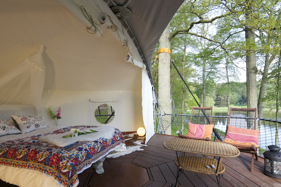 Dom'Up by Trees and People