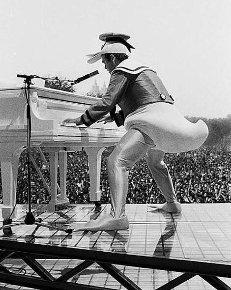 Elton John vestito come Paperino, Central Park 1980