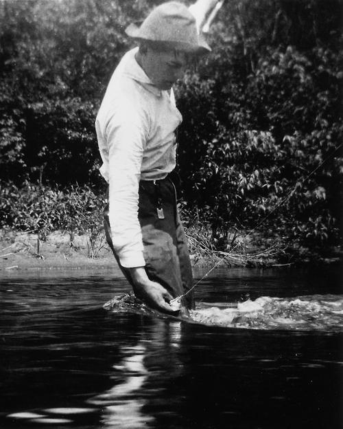 Ernest Hemingway a 16 anni che pesca sul Lago Waloon