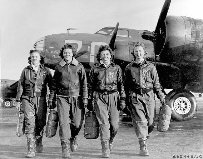 Pilote che lasciano il loro B-17, "Pistol Packin' Mama" [c. 1941 - 1945]