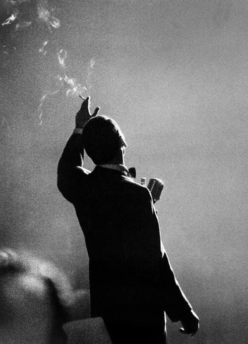 Frank Sinatra si esibisce a Monte Carlo - Fotografia di Herman Leonard, 1958