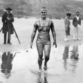 Gertrude Ederle diventa la prima donna ad attraversare a nuoto il Canale della Manica. [1926]